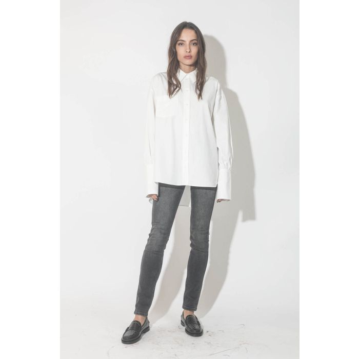 Chemise blanche en popeline de coton Maxine Anine Bing. Porté de face. 