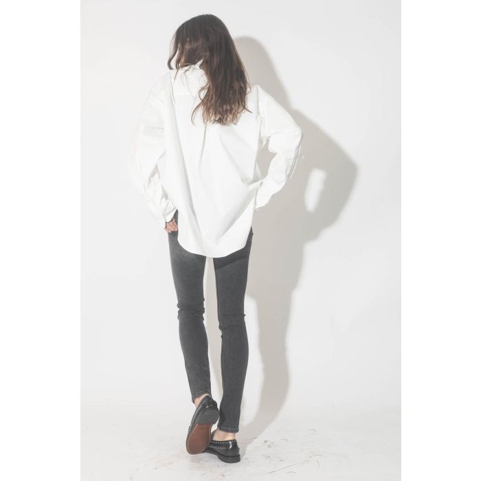 Chemise blanche en popeline de coton Maxine Anine Bing. Porté de dos.