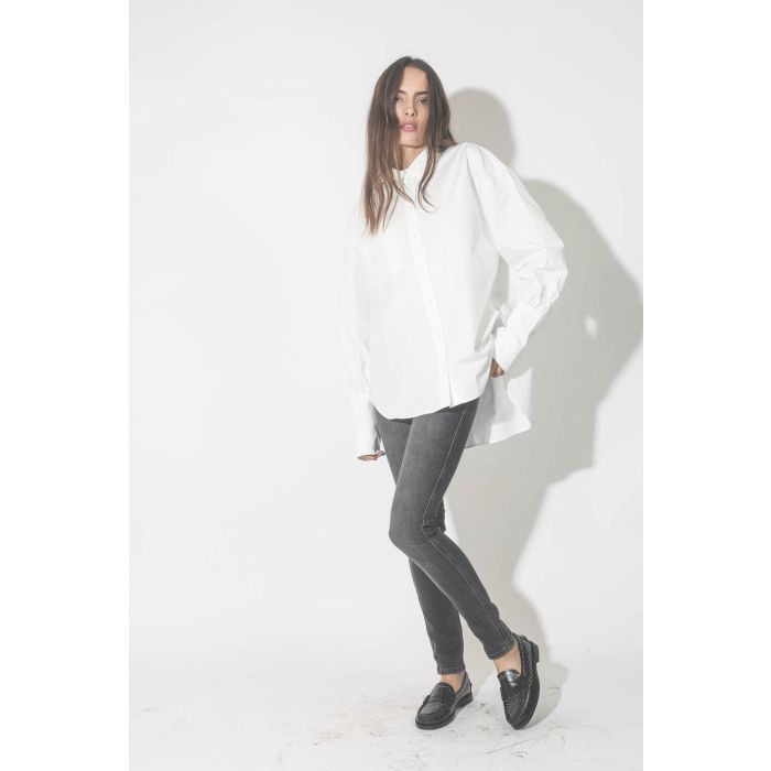 Chemise blanche en popeline de coton Maxine Anine Bing. Porté avec un jeans slim gris.