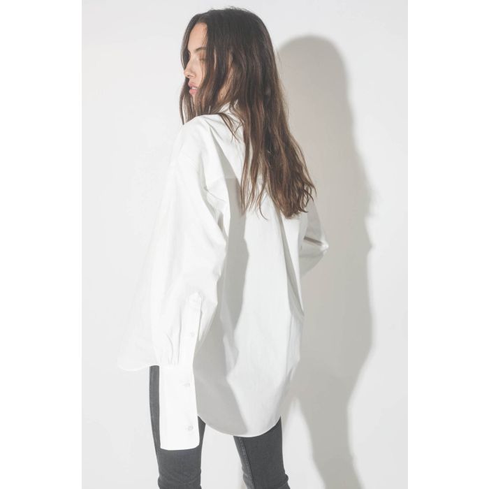 Chemise blanche en popeline de coton Maxine Anine Bing. Détail des poignets larges.