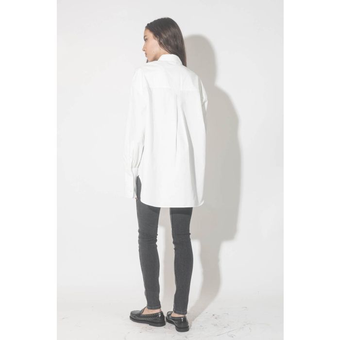 Chemise blanche en popeline de coton Maxine Anine Bing. Porté avec des mocassins en cuir noir clouté.