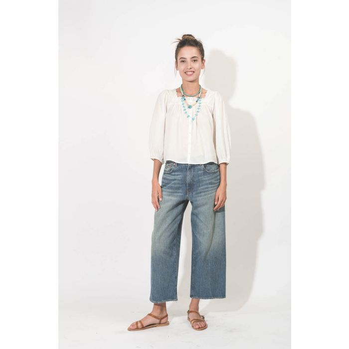 Chemise manches 3/4 en voile de coton blanc col en dentelle Eyelet The Great. Porté de face.