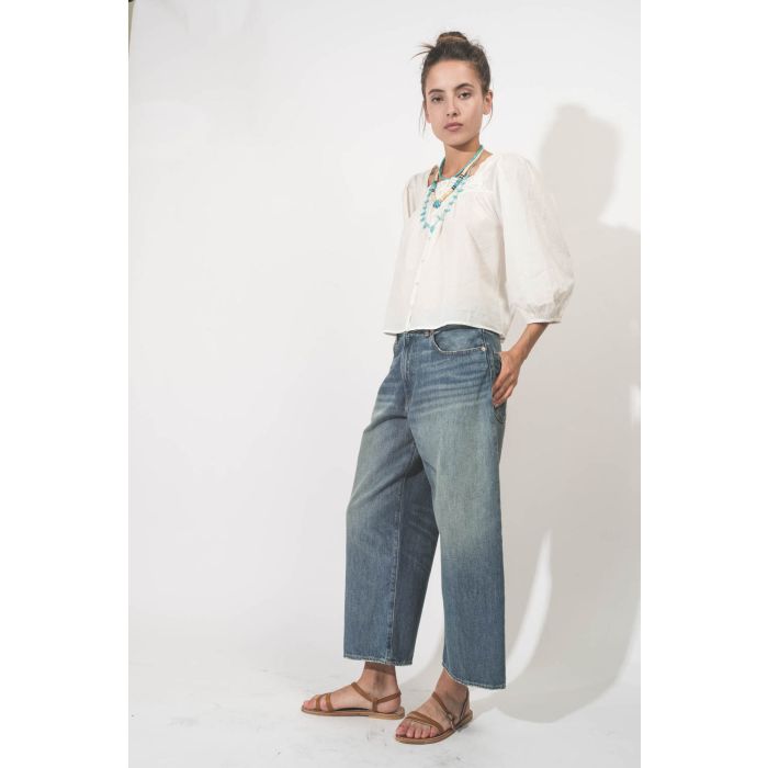Chemise manches 3/4 en voile de coton blanc col en dentelle Eyelet The Great. Porté avec un jean baggy.
