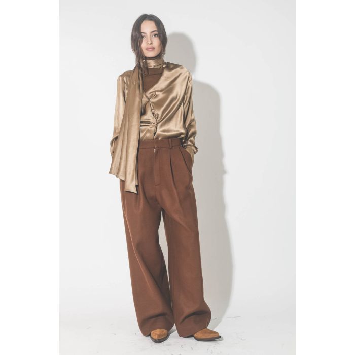 Chemise manches longues drapée col écharpe en satin de soie camel. Porté avec un sous-pull marron.