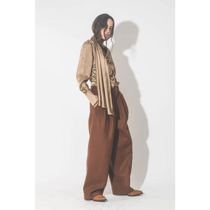 Chemise manches longues drapée col écharpe en satin de soie camel doré. Porté de profil.