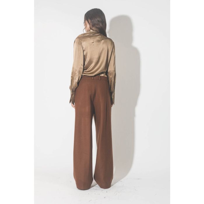 Chemise manches longues drapée col écharpe en satin de soie camel doré. Porté de dos.