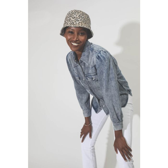 Chemise en denim fluide bleu ciel Tahisse Isabel Marant Etoile. Porté gros plan. 