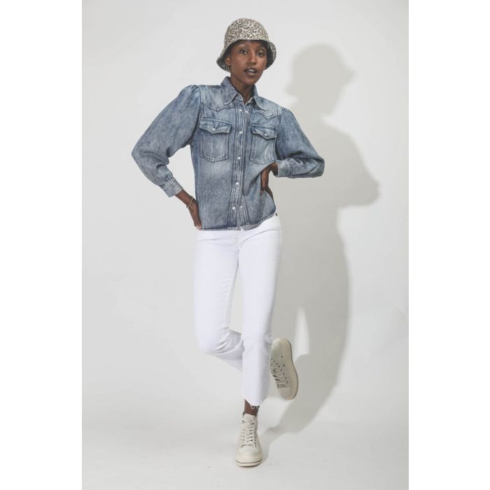Chemise en denim fluide bleu ciel Tahisse Isabel Marant Etoile. Porté fermé.