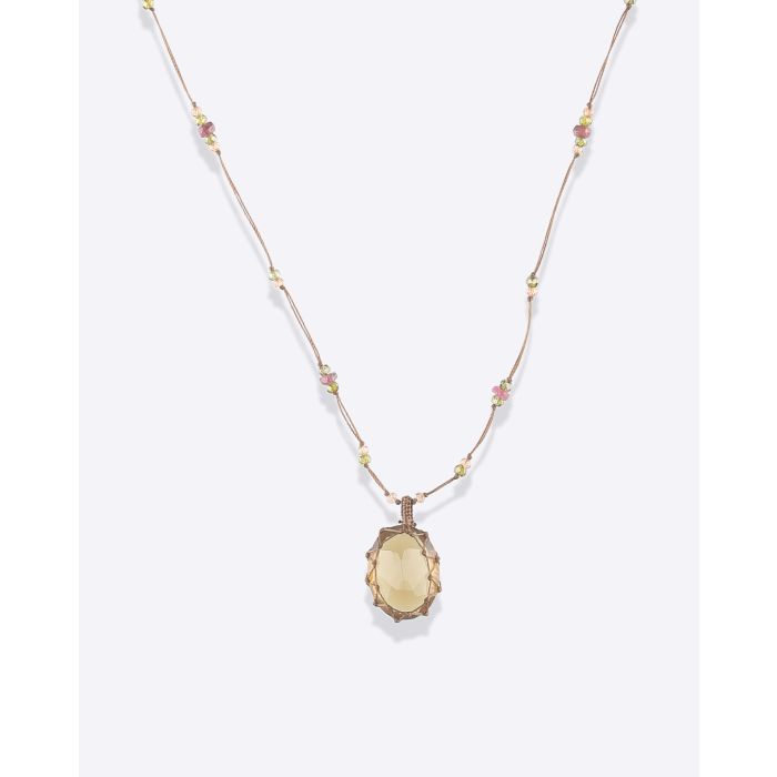 Collier court tibétain Sharing Honey Quartz sur fil tabac parsemé de pierres semi-précieuses, vu de face. Pièce unique.