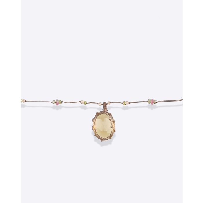 Collier court tibétain Sharing Honey Quartz sur fil tabac parsemé de pierres semi-précieuses. Détail de la pierre facettée. Pièce unique.