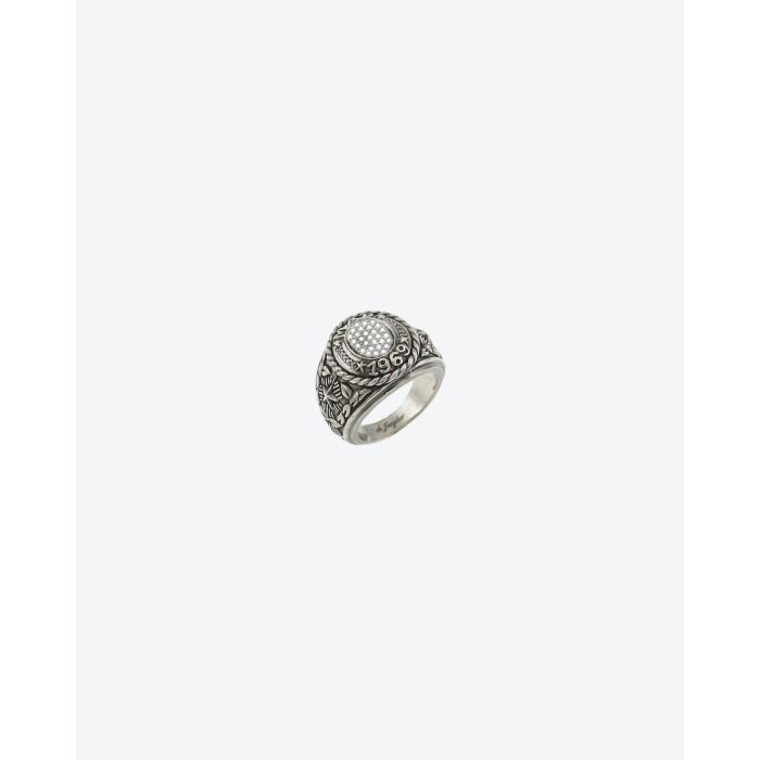 Bague chevalière Mad 1969 De Jaegher en argent et diamants blancs. Vue de profil.