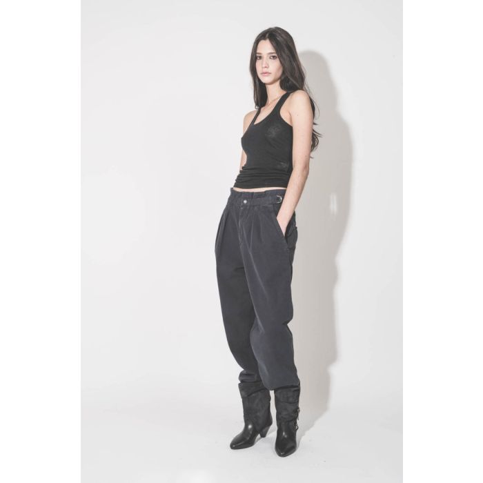 Débardeur Thea Isabel Marant Étoile en lin noir, porté de profil avec un pantalon large Isabel Marant Étoile.