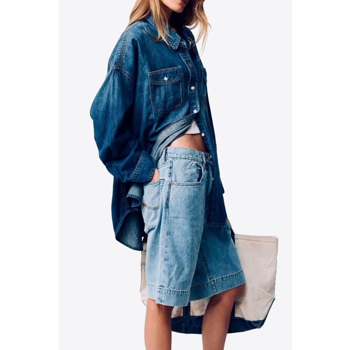 Short long Keaton Relaxed Denimist en denim « Stone Wash Blue », porté de profil.
