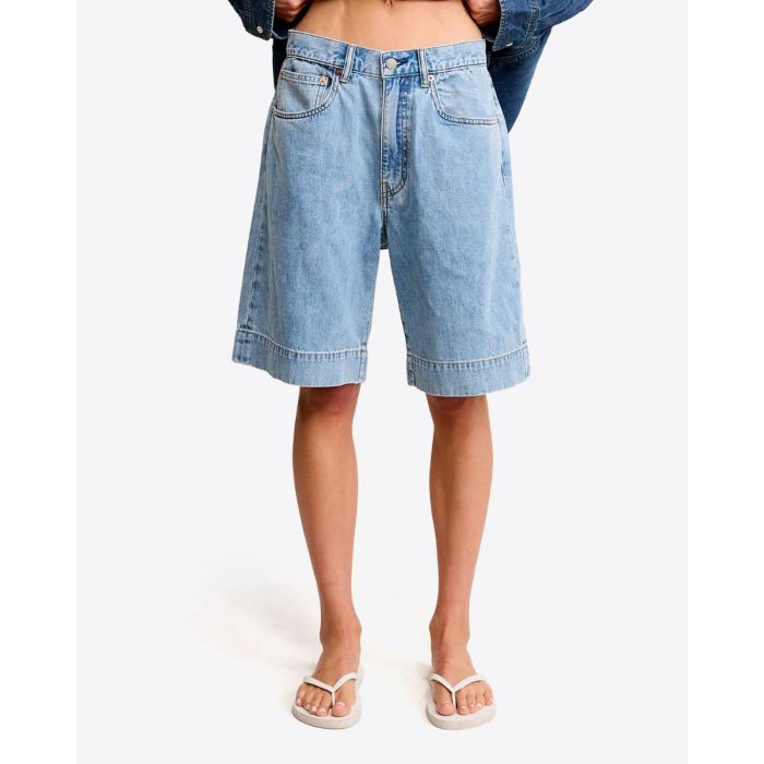 Short long Keaton Relaxed Denimist en denim « Stone Wash Blue », porté de face.