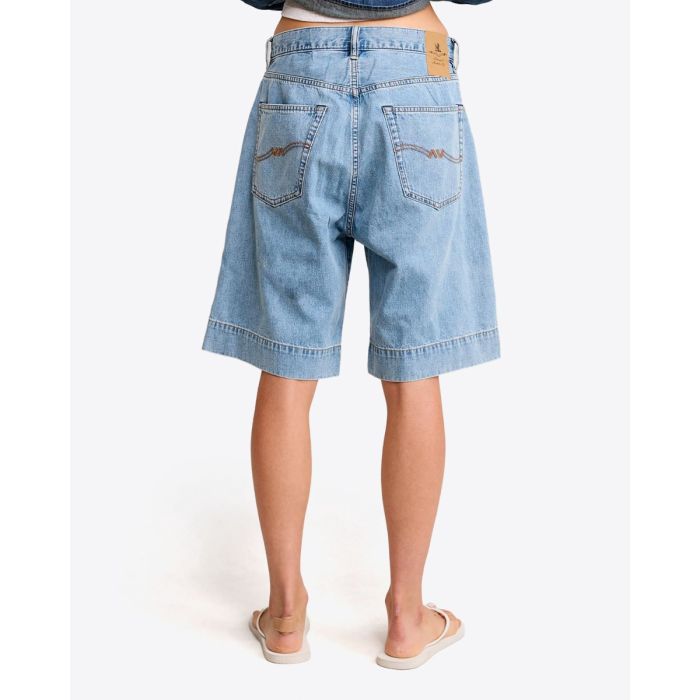 Short long Keaton Relaxed Denimist en denim « Stone Wash Blue », porté de dos.