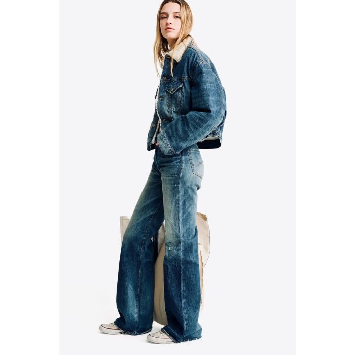 Blouson en jean fourré Iris Trucker Denimist. Porté de profil.