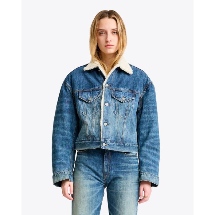Blouson en jean fourré Iris Trucker Denimist. Porté fermé de face.