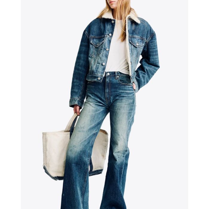 Blouson en jean fourré Iris Trucker Denimist. Porté ouvert sur un tee-shirt blanc.