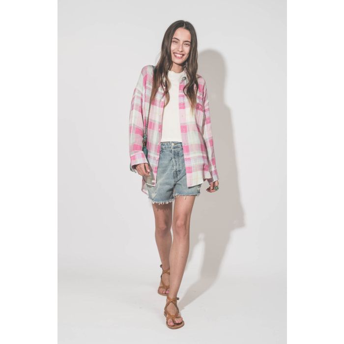 Chemise oversize à carreaux roses Button Front Denimist. Porté avec un tee-shirt Peak Shoulder écru The Great, un short en jean bleu Mikuta et des sandales Aubigne Pul naturel K.Jacques Saint-Tropez.