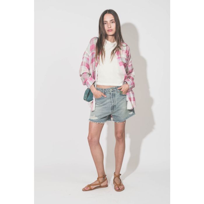 Chemise oversize à carreaux roses Button Front Denimist. Porté ouverte de face avec un tee-shirt Peak Shoulder écru The Great, un short en jean bleu Mikuta, des sandales Aubigne Pul naturel K.Jacques Saint-Tropez et un mini-sac Bobi S Croco Agave Jérôme D