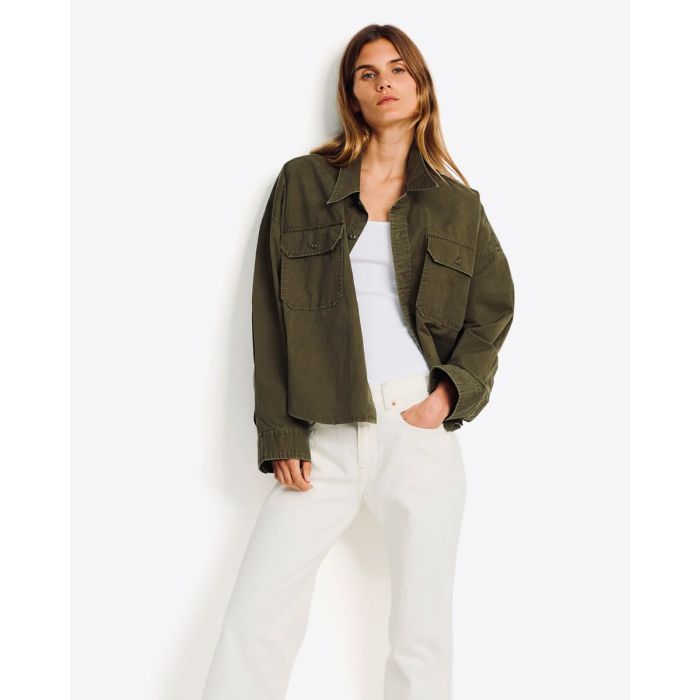 Chemise utilitaire courte Denimist en coton vert olive, portée de face ouverte sur un débardeur blanc.