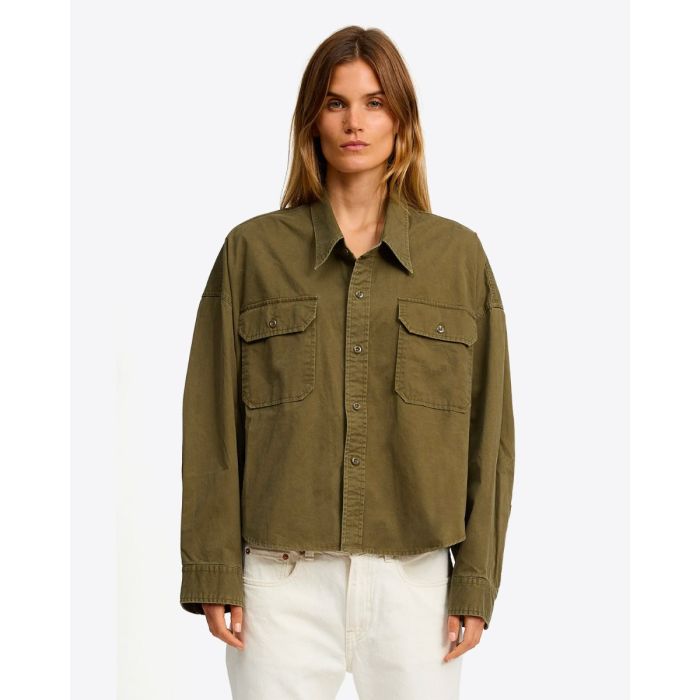 Chemise utilitaire courte Denimist en coton vert olive, portée fermée de face.