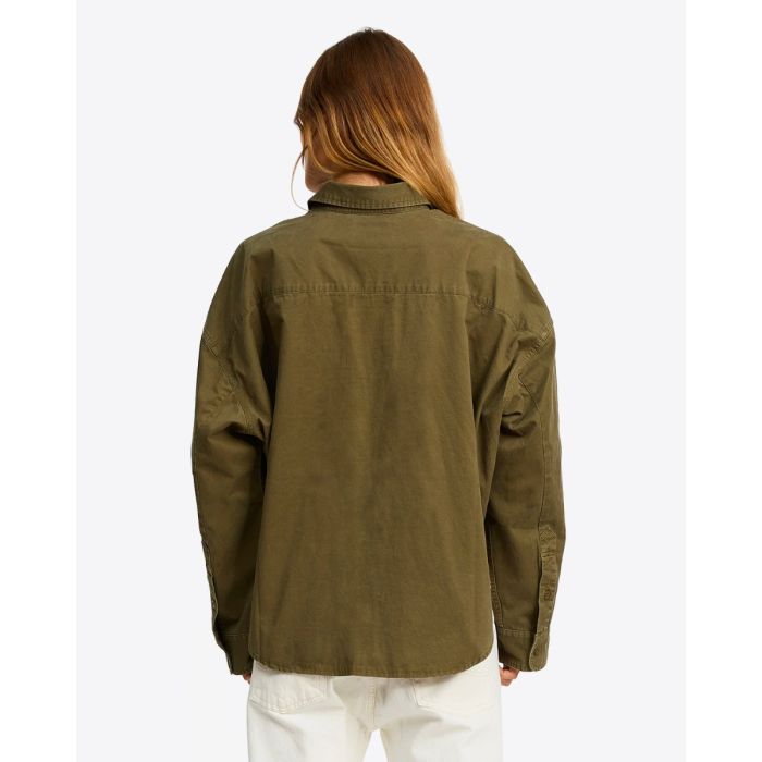 Chemise utilitaire courte Denimist en coton vert olive, porté de dos.