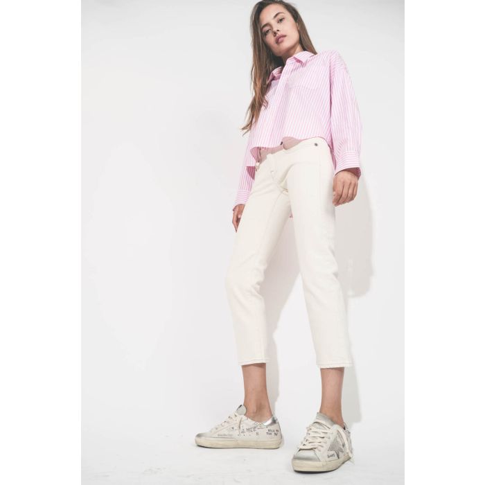 Chemise courte en popeline de coton rayée rose et blanche Cropped Shirt Denimist. Portée avec un jean boy straight écru stretch R13 denim et des sneakers Super-Star en cuir blanc Graffiti étoile en cuir suédé Golden Goose. 