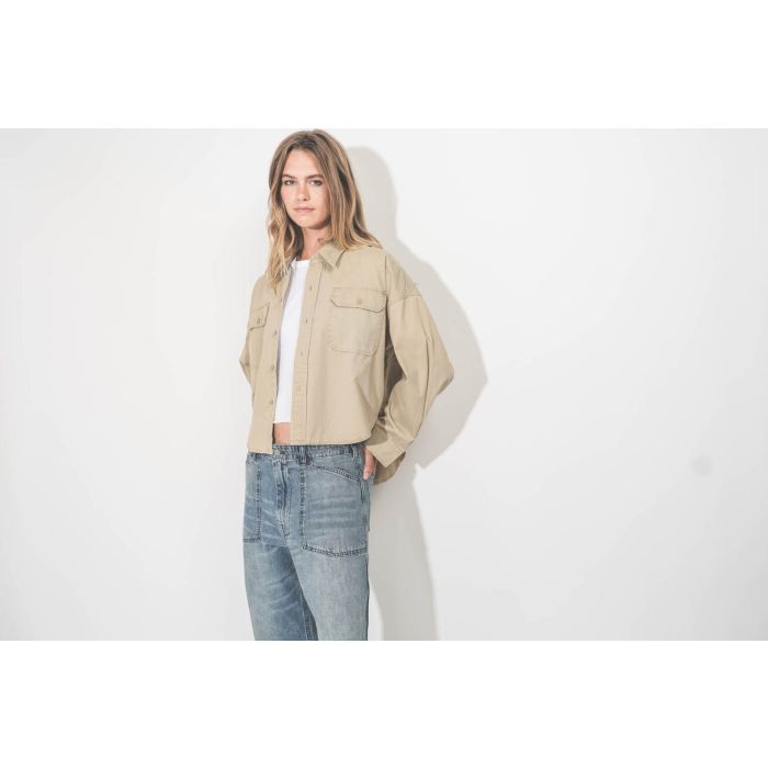 Chemise Cropped Utility Shirt Denimist en coton beige. Portée ouverte de face.