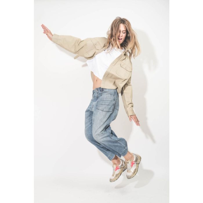 Chemise Cropped Utility Shirt Denimist en coton beige. Portée avec un tee-shirt blanc.