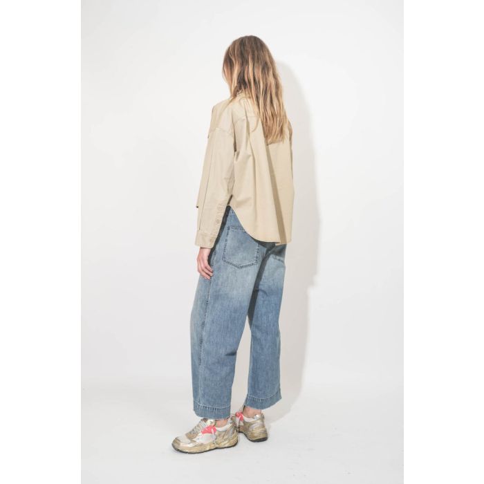 Chemise Cropped Utility Shirt Denimist en coton beige. Porté de dos.