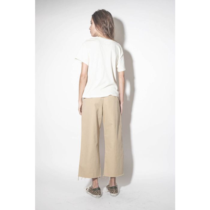 Pantalon large à pinces en toile de coton beige Chino Denimist. Porté de dos.