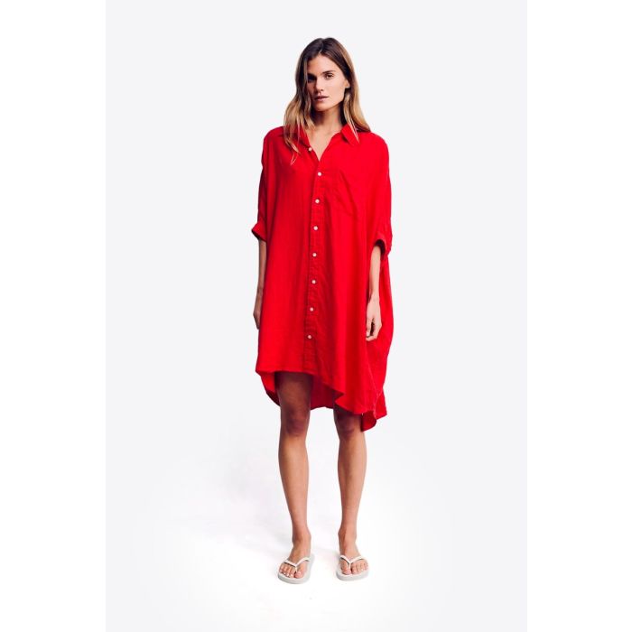 Robe chemise oversize Denimist en lin rouge, portée de face.
