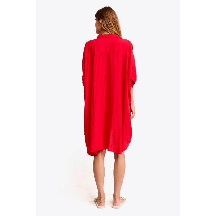 Robe chemise oversize Denimist en lin rouge, portée de dos.