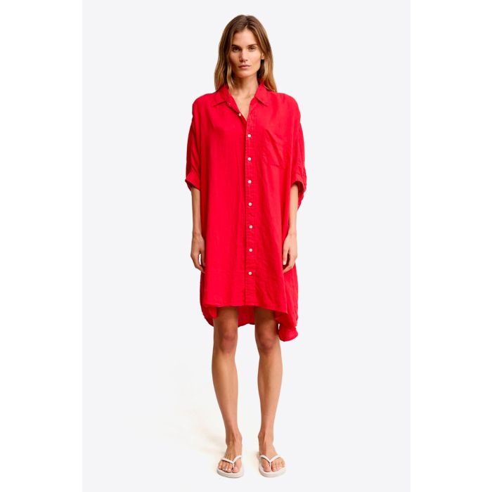 Robe chemise oversize Denimist en lin rouge, portée de face avec des sandales plates.