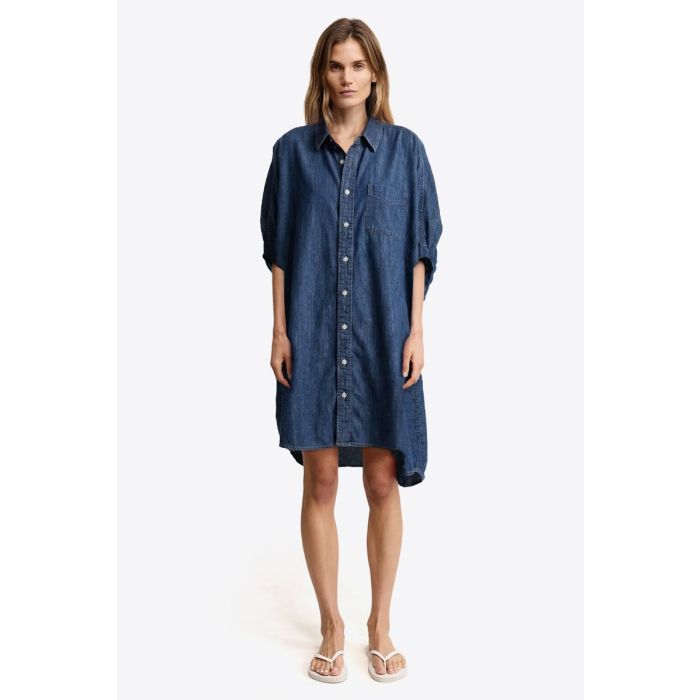 Robe chemise oversize Seymour Denimist en chambray indigo, portée de face.