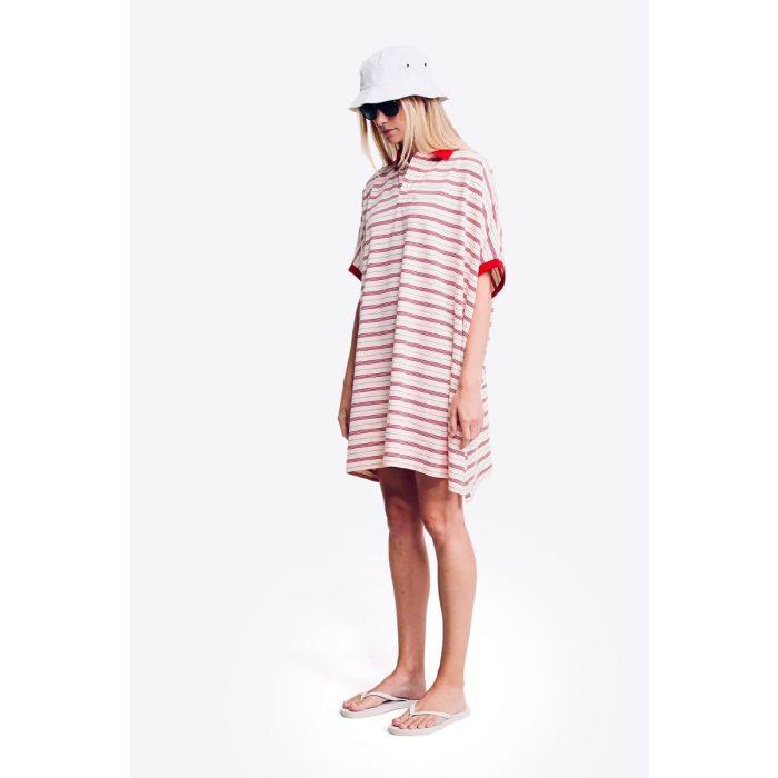 Robe polo oversize Denimist en jersey de coton rayé blanc et rouge, portée de profil.