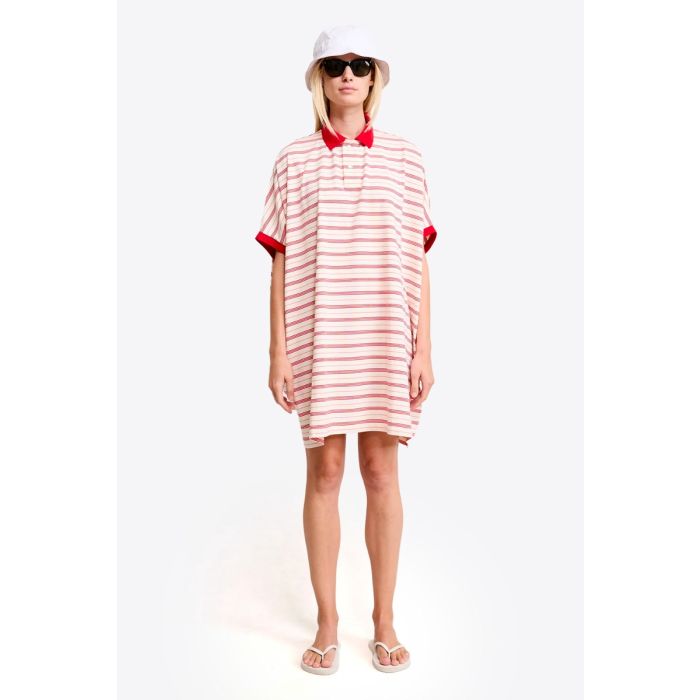 Robe polo oversize Denimist en jersey de coton rayé blanc et rouge, portée de face.
