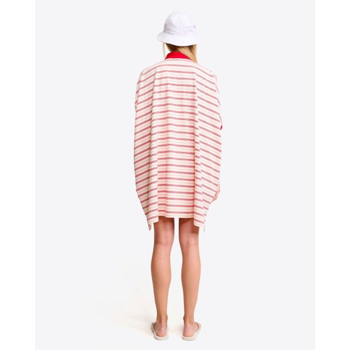 Robe polo oversize Denimist en jersey de coton rayé blanc et rouge, portée de dos.