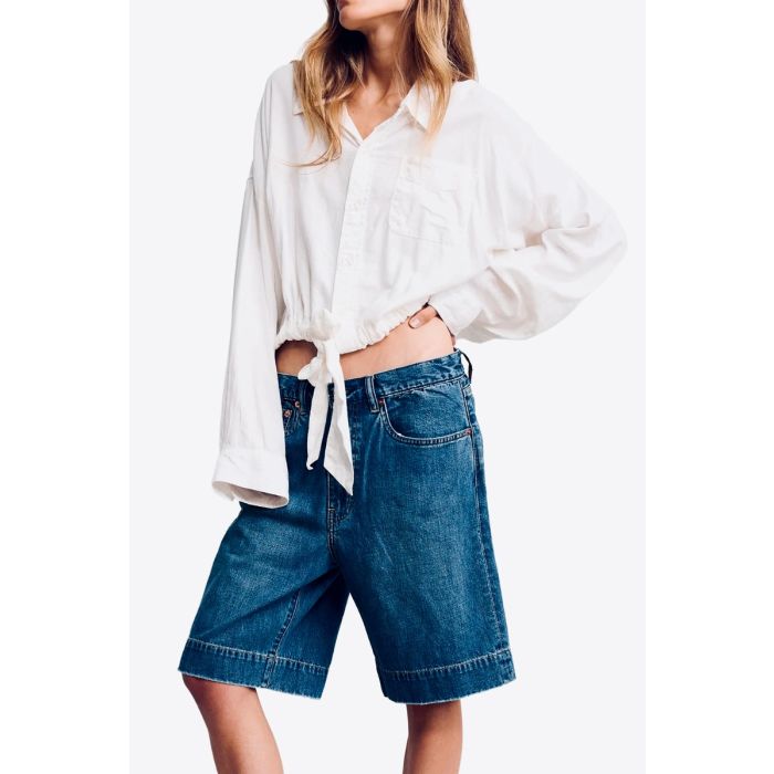 Short en jean long Keaton Relaxed Denimist en denim bleu foncé délavage « Shane Indigo », porté avec une chemise blanche.