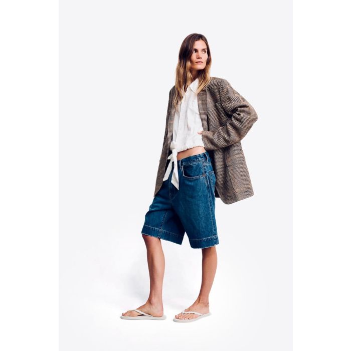 Short en jean long Keaton Relaxed Denimist en denim bleu foncé délavage « Shane Indigo », porté de profil.