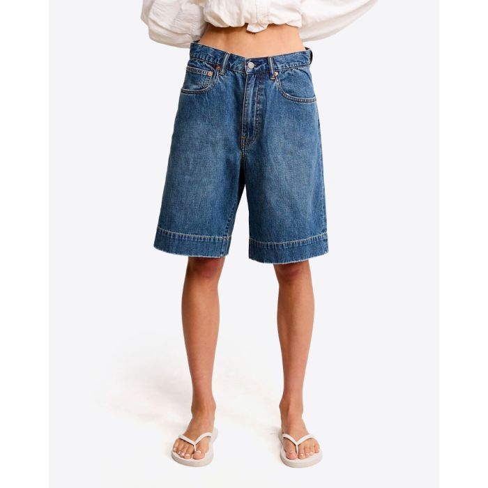 Short en jean long Keaton Relaxed Denimist en denim bleu foncé délavage « Shane Indigo », porté de face.