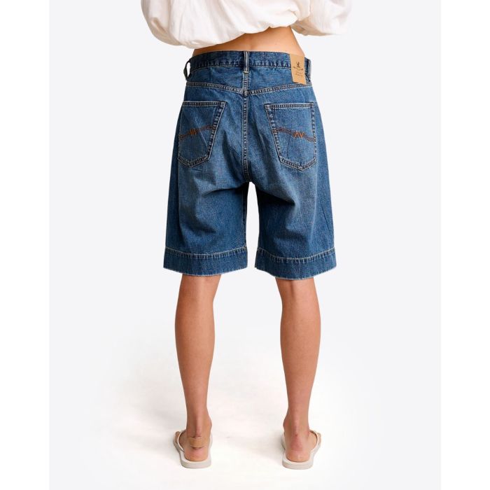 Short en jean long Keaton Relaxed Denimist en denim bleu foncé délavage « Shane Indigo », porté de dos.