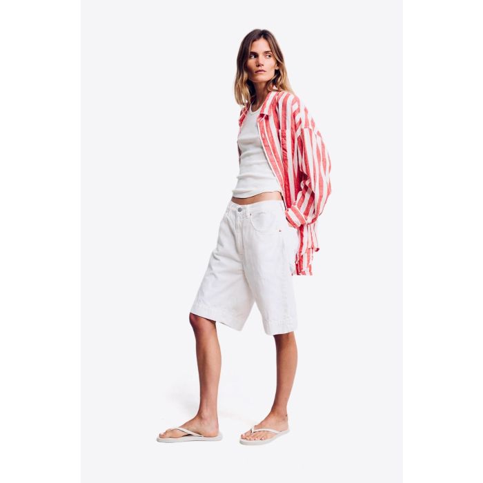 Short long Keaton Relaxed Denimist en denim blanc, porté de profil. 