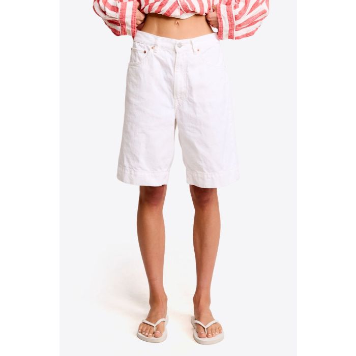 Short long Keaton Relaxed Denimist en denim blanc, porté de face.