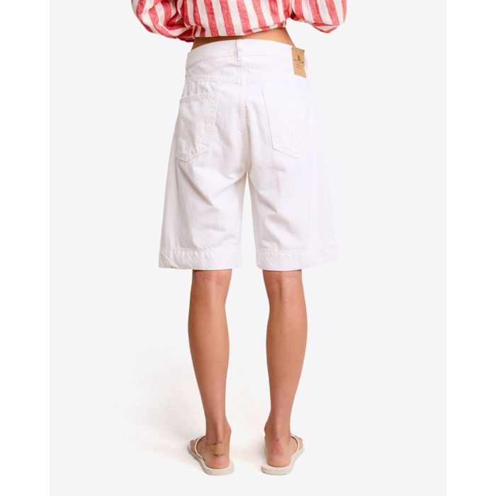 Short long Keaton Relaxed Denimist en denim blanc, porté de dos.