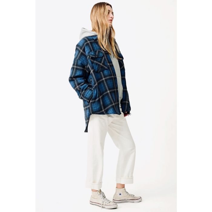 Veste chemise CPO Shirt Jacket Denimist matelassée à carreaux bleus et noirs, portée de profil.