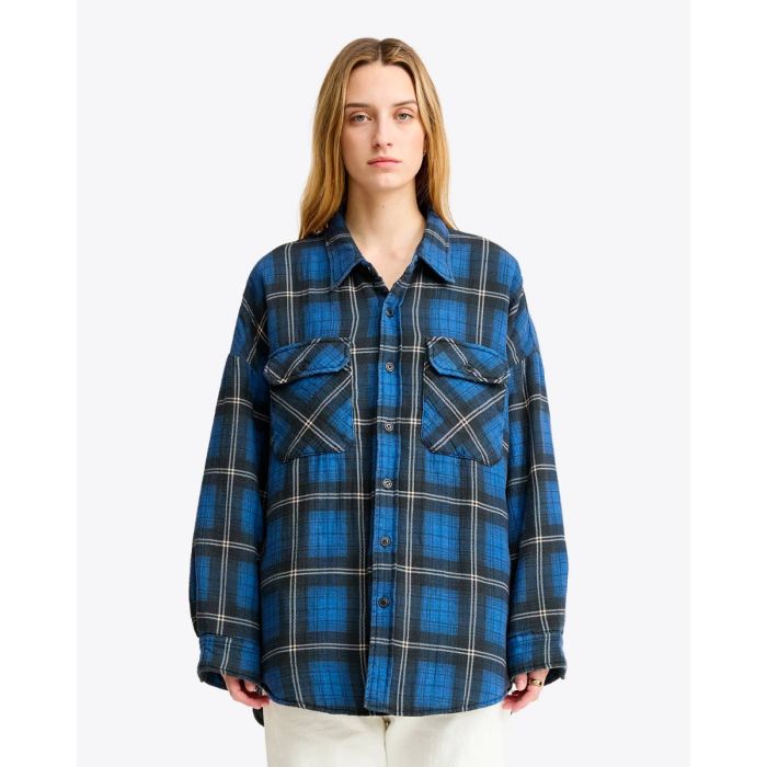 Veste chemise CPO Shirt Jacket Denimist matelassée à carreaux bleus et noirs, portée de face.