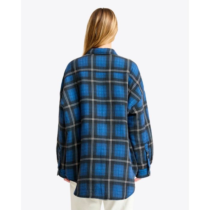 Veste chemise CPO Shirt Jacket Denimist matelassée à carreaux bleus et noirs, portée de dos.