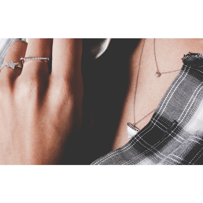 Feidt Collier Dent de Requin Or blanc 9k & Saphirs Grey